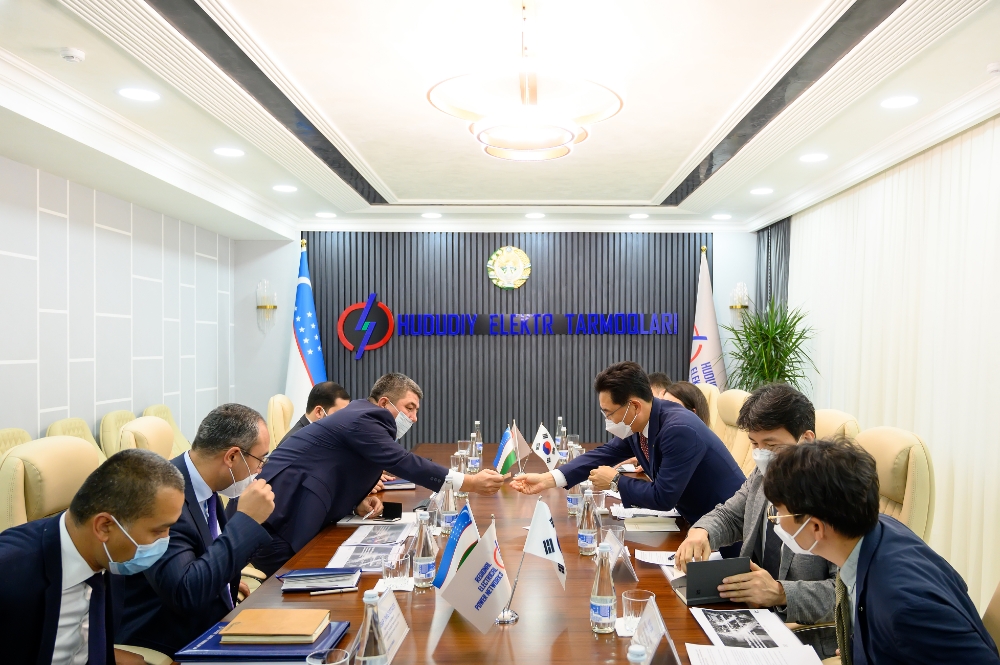 우즈베키스탄 KT CAS 데이터센터 개소식에서 KT 이한섭 본부장(중앙 우측)과 우즈베키스탄 전력회사 무스타파예프 울루그베크 사장이 인사하고 있다./사진=KT