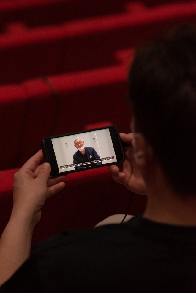 서경배 아모레퍼시픽그룹 회장이 22일 열린 ‘2020 Love the Earth’졸업식에서 온라인 축하영상을 보냈다. 사진=아모레퍼시픽그룹.