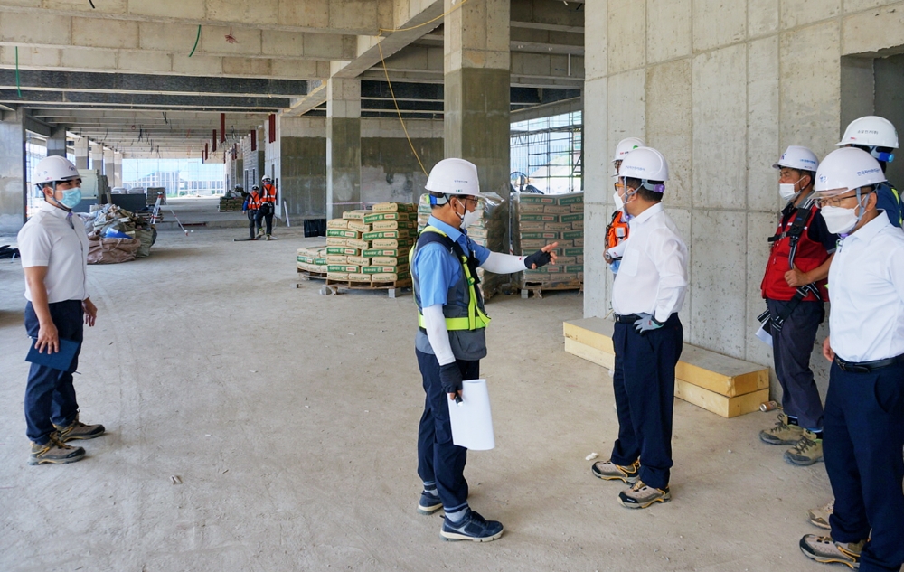 남궁 영 캠코 공공개발본부장과 시공사, 건설사업관리단 등 관계자들이 함께 ‘나라키움 대구통합청사’ 신축공사 현장을 점검하고 있다. / 사진제공 = 캠코
