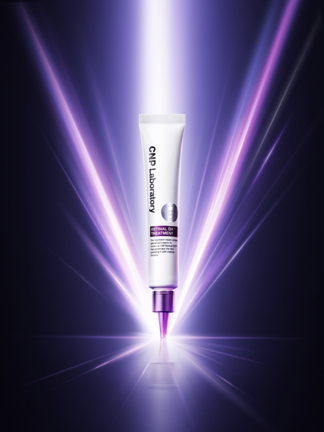 LG생활건강은 피부 전문가의 노하우를 담은 더마코스메틱 브랜드 CNP에서 레티날성분을 함유하고, 주름개선에 도움을 주는 ‘레티날 DX™ 트리트먼트‘를 출시한다. 사진=LG생활건강.