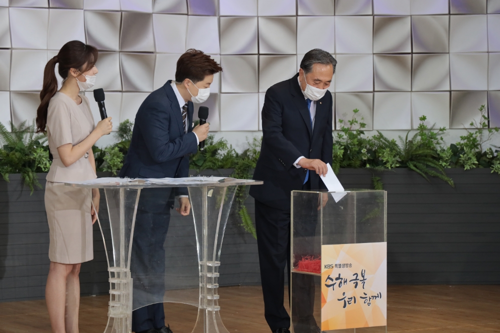 박차훈 새마을금고중앙회장(오른쪽에서 첫 번째) 이 지난 8월 14일 방영된 KBS특별생방송 '수해 극복, 우리 함께'에 참여해 수해복구 성금을 기부하고 있다./사진=새마을금고중앙회