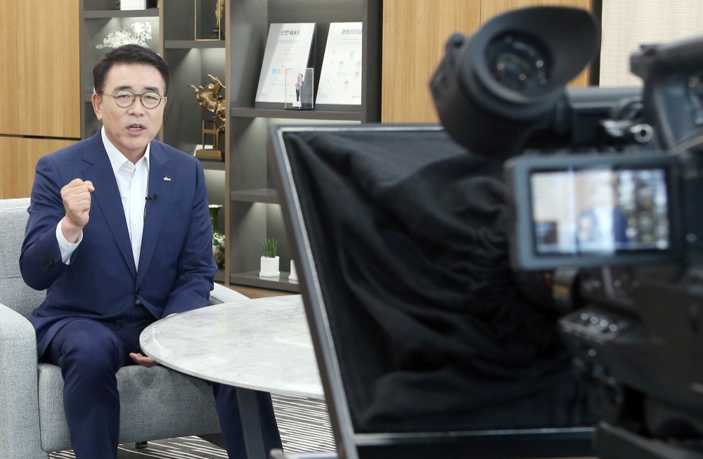 조용병 신한금융그룹 회장이 지난달 26일 진행된 창립 19주년 기념식 사전녹화에서 기념사를 하고 있다. /사진=신한금융그룹