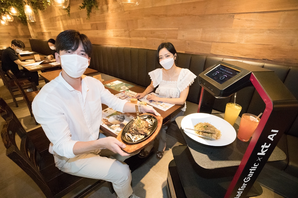 KT가 국내 유명 외식업체 엠에프지코리아와 함께 AI 서빙로봇 상용화를 위한 시범 서비스를 선보인다 1일 밝혔다./사진=KT