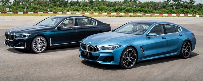 BMW코리아 25주년 에디션 7시리즈(왼쪽)과 8시리즈.