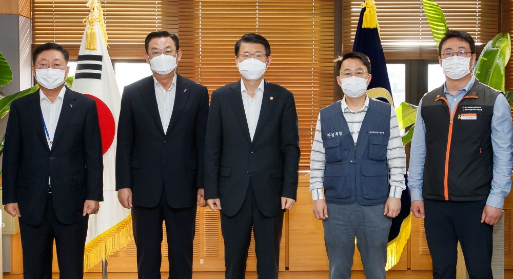 은성수 금융위원장은 4일 서울 종로구 정부서울청사에서 금융권 노사정 대표자 간담회를 진행했다. (왼쪽부터) 나재철 금융투자협회장, 김태영 은행연합회장, 은성수 금융위원장, 박홍배 금융산업노조 위원장, 이재진 사무금융노조 위원장. / 사진= 금융위원회(2020.09.04)
