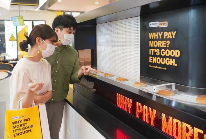 노브랜드 버거 역삼역점 내 자동 조리장비. / 사진 = 신세계푸드