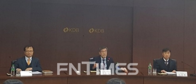 전영삼 산업은행 자본시장본부장 등이 2018년 1월에 대우건설 매각 우선협상대상자 선정에 대한 기자간담회를 진행했다. /사진=한국금융신문DB.