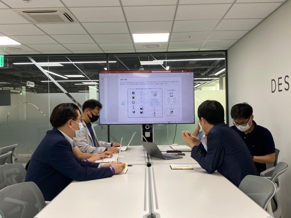 서울 마포구 프론트원에서 진행된 킥오프 미팅에는 핀셋N 조영민 대표이사, 깃플 이영수 대표이사, 레인보우브레인 박현호 대표이사 등이 참석해 논의를 하고 있는 모습./사진=핀셋N