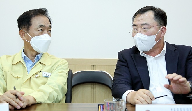 정장선 평택시장(왼쪽)과 예병태 쌍용차 사장.