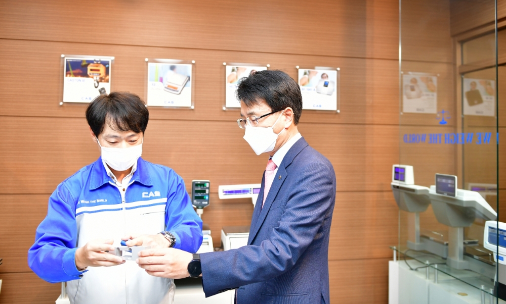 손병환 NH농협은행장(오른쪽)이 11일 경기도 양주에 위치한 계량시스템 생산업체 카스를 방문해 설명을 듣고 있다. / 사진= NH농협은행(2020.09.13)