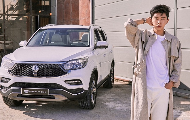 G4렉스턴 화이트 에디션과 홍보모델 임영웅./사진=쌍용자동차.