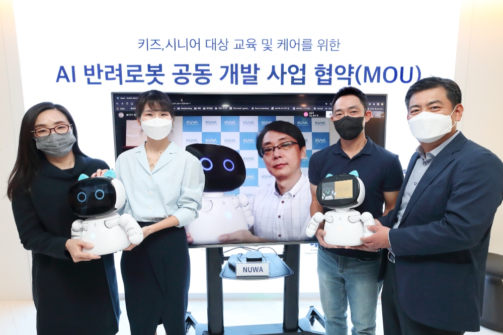 17일 서울 송파구 스테이지파이브 본사에서 진행된 AI 반려로봇 공동 사업을 위한 업무협약식에서 (왼쪽부터) 이혜영 아쇼카 한국 대표, 김채희 KT AI/BigData사업본부장 상무, Leo Guo 누와 로보틱스 대표, 서상원, 이제욱 스테이지파이브 공동대표가 기념 사진을 찍고 있다./사진=KT