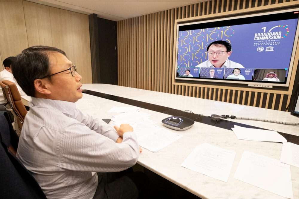 구현모 KT 대표가 18일 화상회의로 이뤄진 브로드밴드 위원회 정기회의에 참석해 ICT 기반 글로벌 감염병 공동 대응체계 구축을 제안하고 있다./사진=KT