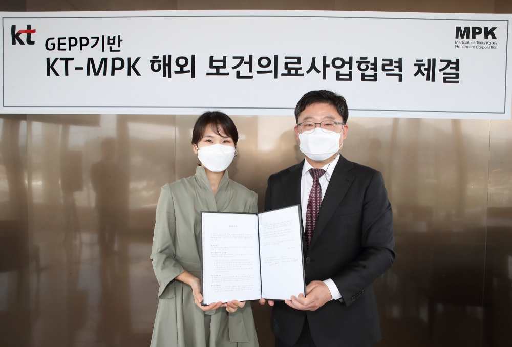 21일 서울 종로구 KT 광화문빌딩 East에서 열린 ‘해외거점형 대한민국 디지털 & 바이오 헬스 사업을 위한 업무협약식에서 김채희 KT AI/BigData사업본부장 상무(왼쪽), 김헌진 ㈜메디컬파트너스코리아 대표이사(오른쪽)가 기념사진을 찍고 있다./사진=KT
