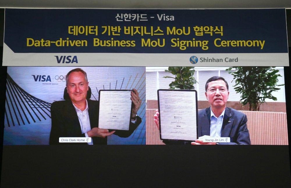 신한카드와 비자는 데이터 사업 활성화를 위한 업무 협약식을 진행했다고 22일 밝혔다. 코로나19 상황을 감안해 언택트 방식으로 진행된 이날 협약식에 참석한 신한카드 임영진 사장(오른쪽)과 크리스 클락 비자 아시아태평양 총괄 대표(왼쪽)가 기념 사진을 촬영하고 있다./사진=신한카드
