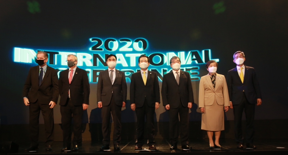 윤관석 정무위원장과 정세균 국무총리, 윤석헌 금융감독원장, 김혜숙 이화여자대학교 총장, 윤종규 KB금융그룹 회장(왼쪽 세 번째부터) 등이 ‘Future of F‧I‧N 국제 컨퍼런스’에 참석했다.