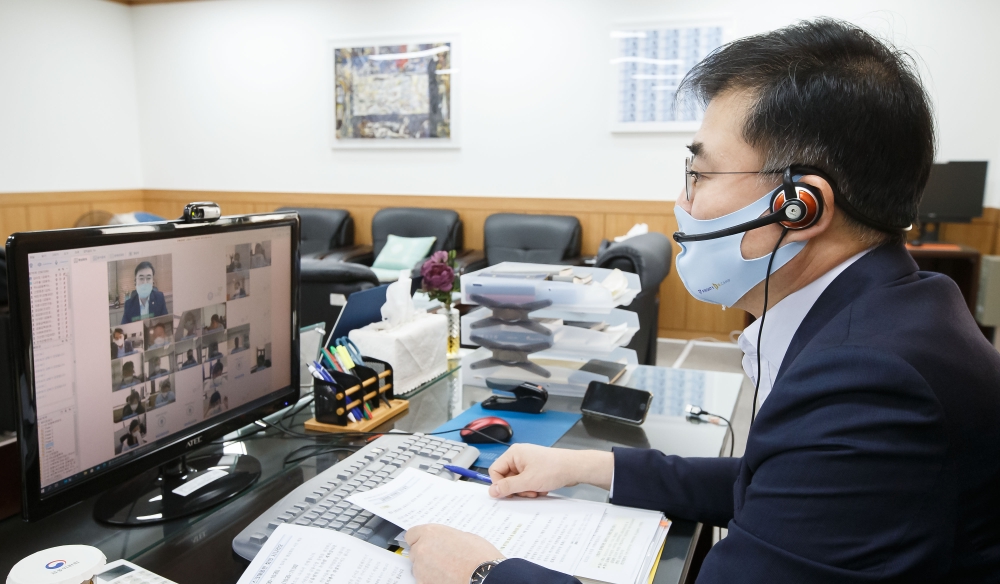 손병두 금융위원회 부위원장이 23일 서울 종로구 정부서울청사에서 금융리스크 대응반 회의를 비대면 화상회의로 진행하고 있다. / 사진= 금융위원회(2020.09.23)