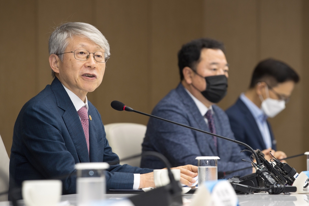 최기영 과기정통부 장관이 지난 5일 '코로나19 치료제백신 영장류실험 결과보고 간담회'에 참석했다./사진=과기정통부