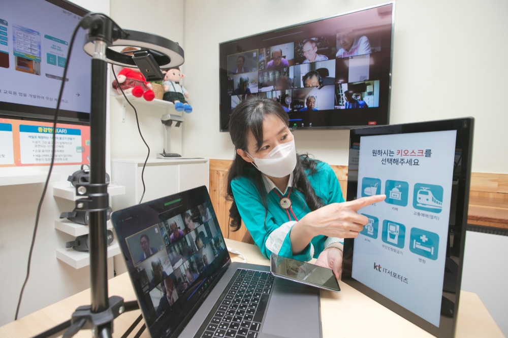 KT가 시니어 디지털 격차 해소를 위해 자체 개발한 ‘키오스크(무인단말기) 교육용 앱’을 무료로 배포하고 이를 활용한 비대면 교육을 진행한다고 25일 밝혔다./사진=KT