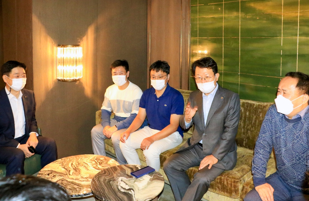 25일, 서울 종로구 소재 식당에서 진행된 「미래 인사이트 경진 대회」 우수작 입상팀과의 간담회에서 김광수 농협금융 회장(사진 오른쪽 2번째)이 팀원들에게 격려 말을 하고 있다.