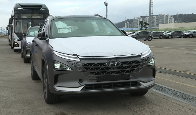 수소차 넥쏘가 사우디로 수출을 위해 울산항에서 선적되고 있다. 사진=현대차.