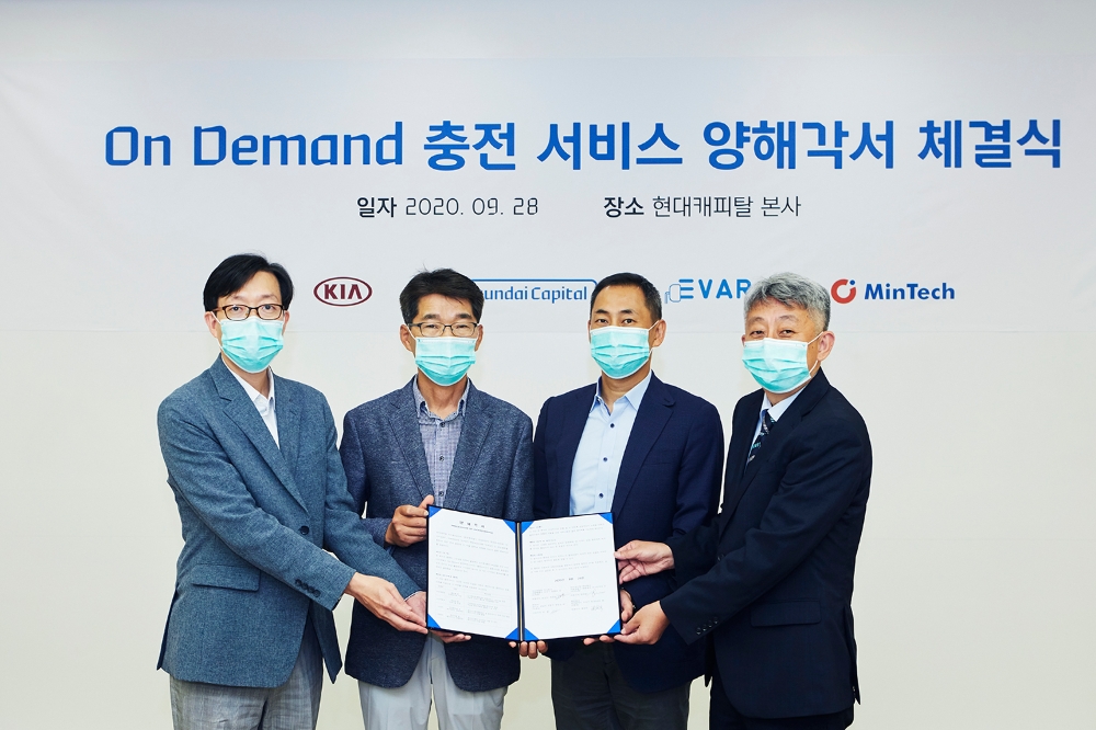 지난 28일 서울 여의도 현대캐피탈 본사에서는 현대캐피탈 부문대표 목진원 전무이사와 기아자동차 국내사업본부장 권혁호 부사장 등이 참석한 가운데 협약식이 진행됐다. 협약식에 참석한 각 사는 충전인프라 부족 문제 해결과 고객 편의성 향상을 위한 충전서비스 실증사업 추진에 뜻을 모았다./사진=현대캐피탈