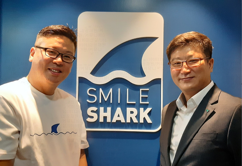 서울 강남구 스마일샤크 본사에서 진행된 'E-mail 빌링서비스 업무 제휴 체결식'에서 한경호 하나카드 글로벌&신성장사업본부장(사진 오른쪽), 장진환 스마일샤크 대표(사진 왼쪽)이 기념촬영을 하고 있다./사진=하나카드