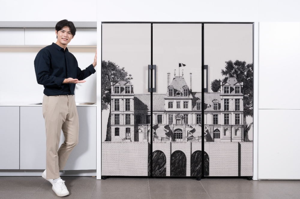 삼성전자 모델이 삼성디지털프라자 강남본점에서 프랑스 유명 일러스트레이터 티보 에렘의 '퐁텐블로 성' 도어 패널 디자인이 적용된 비스포크 냉장고 신제품을 소개하고 있다./사진=삼성전자