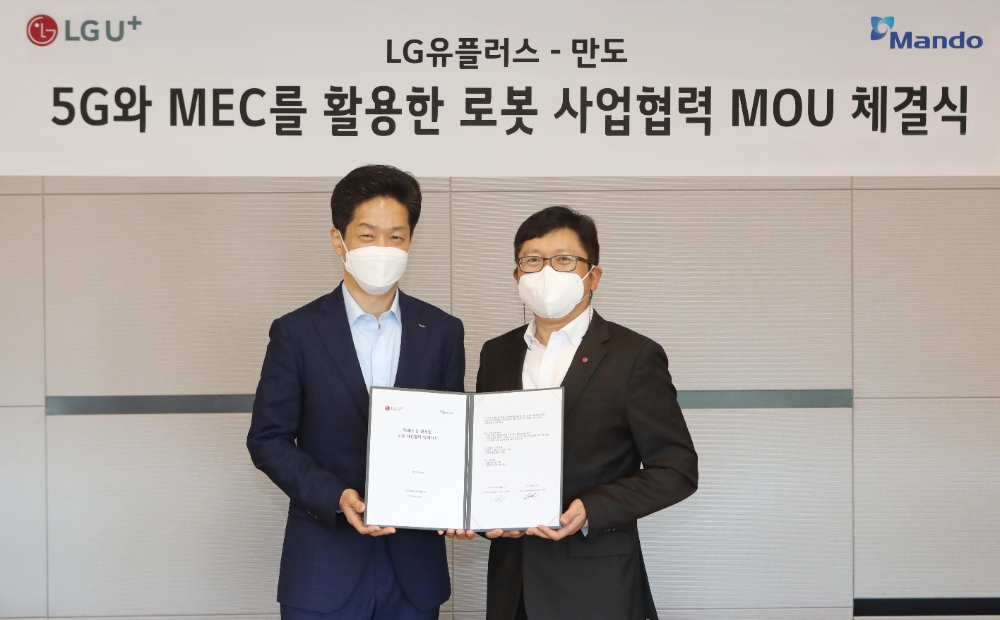 LG유플러스는 만도와 '5G 실외 자율주행 로봇사업' 협력에 나선다고 8일 밝혔다. 조원석 LG유플러스 기업신사업그룹장 전무(오른쪽)와 오창훈 만도 WG캠퍼스장 부사장/사진=LG유플러스