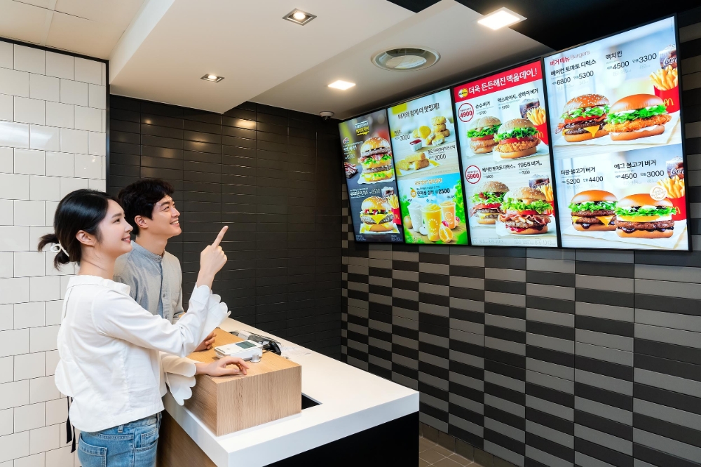 삼성전자가 경기도 고양시에 위치한 맥도날드 고양삼송DT점에 삼성 스마트 사이니지를 설치하며 친환경 매장 구축에 나선다./사진=삼성전자