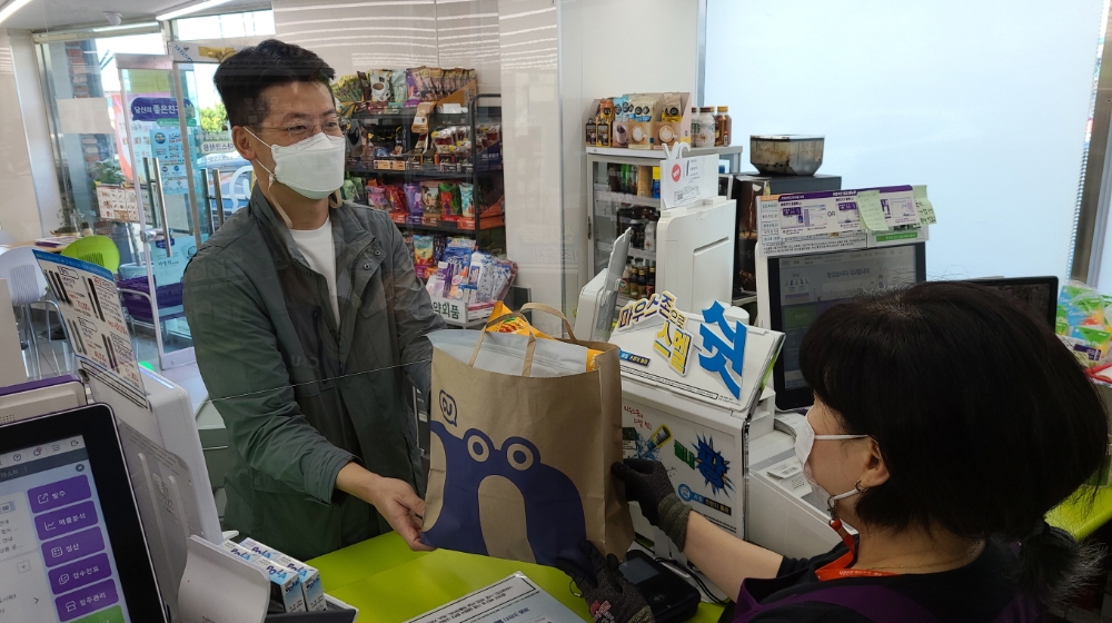 네오플이 CU 점포에서 제공하는 친환경 종이봉투 모습/사진=넥슨