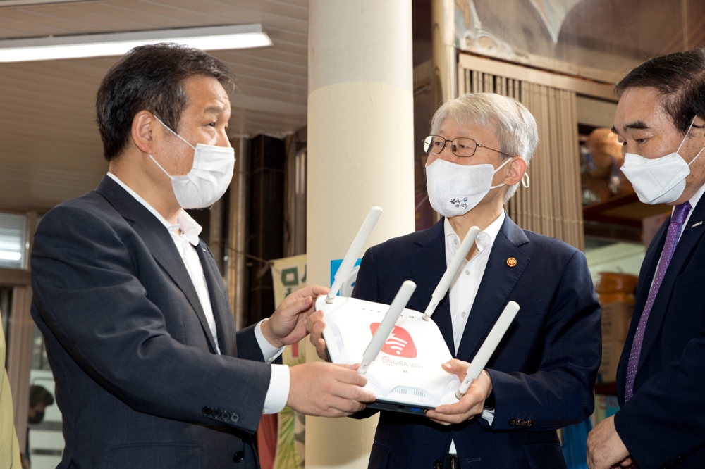 최기영 과학기술정보통신부 장관이 지난달 '공공와이파이 신규 구축 및 품질고도화 계획' 설명을 듣고 있다./사진=과기정통부