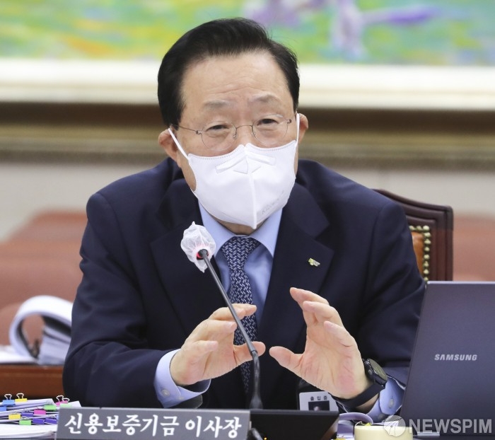 윤대희 신용보증기금 이사장이 16일 서울 여의도 국회 본관 정무위원회 회의실에서 열린 2020 국정감사에 출석해 의원 질의에 답변하고 있다. /사진=뉴스핌