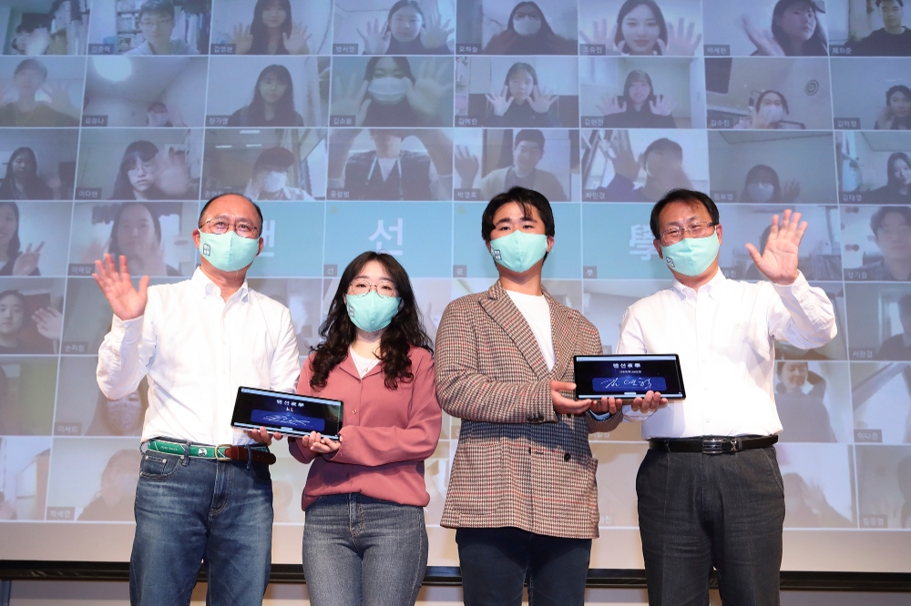 KT가 서울시교육청과 서울 종로구 KT스퀘어에서 ‘원격 교육 협력을 위한 업무협약(MOU)’을 체결하고 비대면 학습 멘토링 프로그램 ‘랜선 야학’을 운영한다. 사진은 봉민서(신월중 3학년) 학생이 KT 온라인 교육 플랫폼을 통해 멘토와 랜선 야학 수업에 참여하고 있다./사진=KT