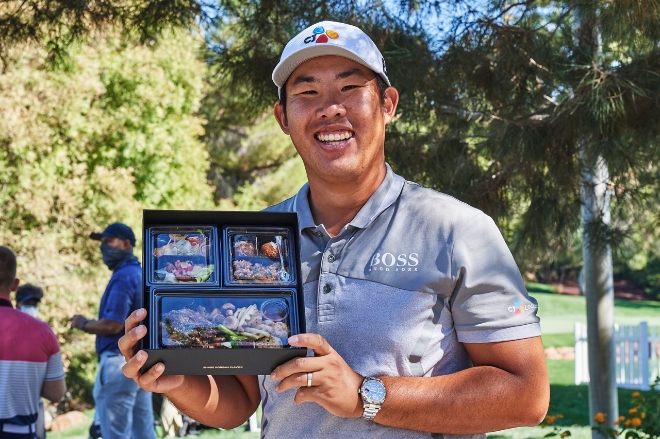 비비고 한식 런치박스를 들고 있는 안병훈 선수. / 사진 = CJ제일제당