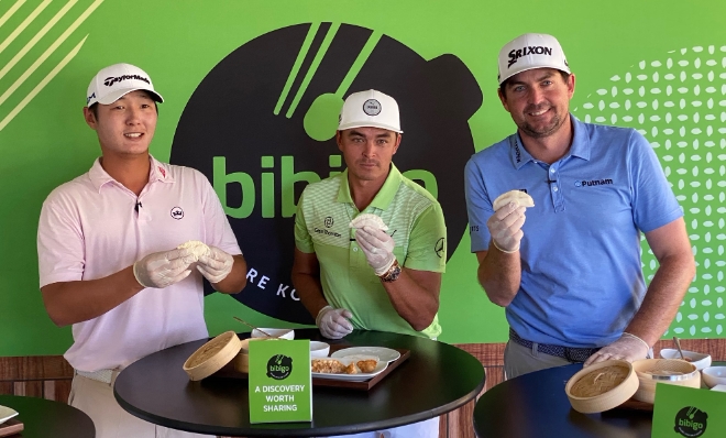 (왼쪽부터) PGA투어 프로 데니 리, 리키 파울러, 키건 브래들리 선수가 더CJ컵 개최 전날 만두 빚기 체험을 하고 있다. / 사진 = CJ제일제당