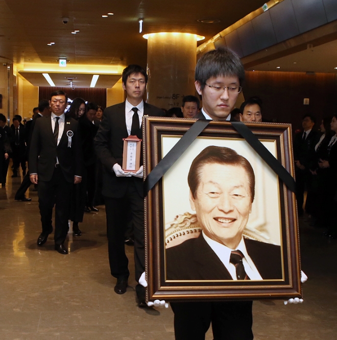 故 신격호 롯데그룹 명예회장 영결식에서 위패를 들었던 신동빈 회장 장남 신유열씨(가운데) / 사진 = 롯데지주