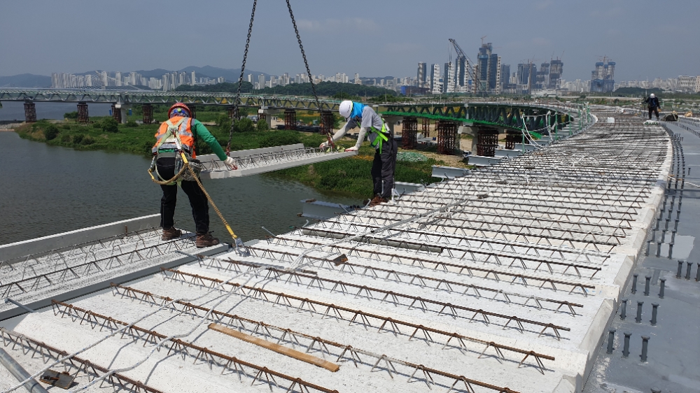 롯데건설이 시공을 맡은 감강보행교 BBCM 공법 시공 전경 / 사진=롯데건설