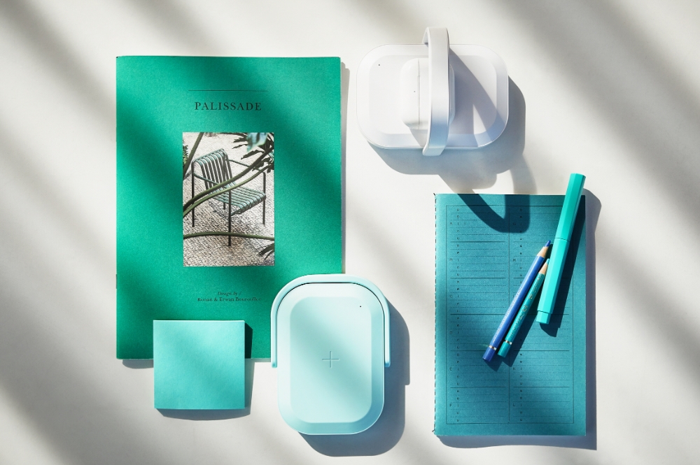 KT가 무선충전과 살균을 동시에 할 수 있는 '피크닉 UV Charger'를 공개했다./사진=KT