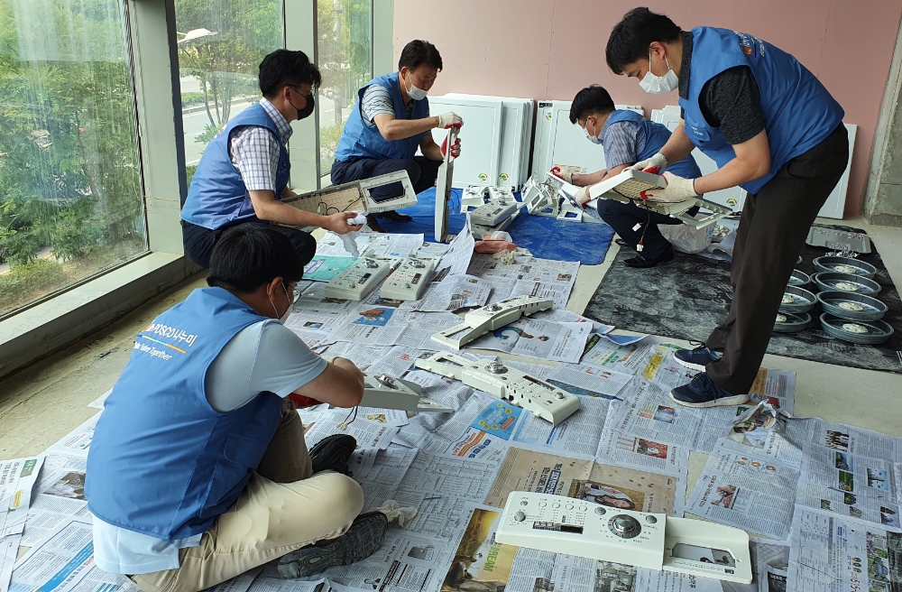 포스코O&M 직원들이 ‘희망리본’ 사회공헌 활동의 일환으로 취약계층을 지원하기 위해 리모델링시 발생되는 가전제품을 수거한 후 분해해 소독하고 있다./사진=포스코