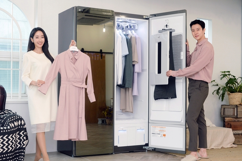 LG전자가 29일 의류를 더 편리하고 더 꼼꼼하게 관리해주는 트롬 스타일러 블랙에디션2를 출시한다./사진=LG전자