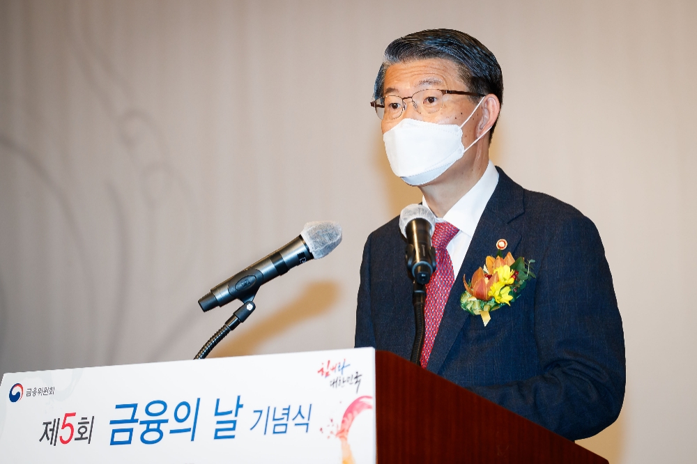 은성수 금융위원장이 27일 서울 여의도 63컨벤션센터에서 열린 ‘제5회 금융의 날’ 기념식에서 축사를 하고 있다. /사진=금융위원회