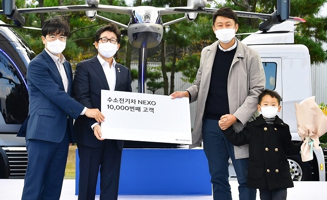 (왼쪽부터) 공영운 현대차 사장, 조명래 환경부 장관, 넥쏘 1만번째 고객 임현석씨와 현석씨 아들.