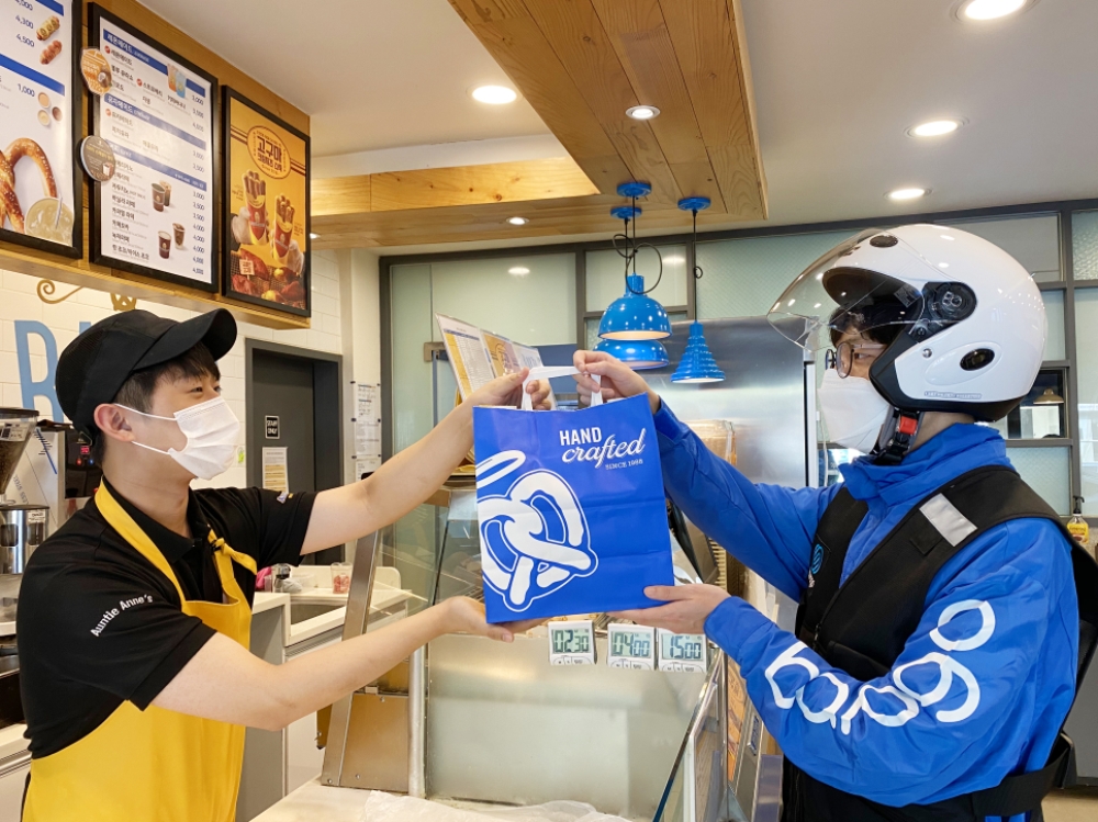 바로고 라이더가 앤티앤스 프레즐 배달 상품을 건네받고 있다./사진=바로고