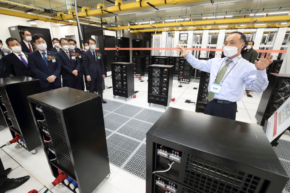 용산 IDC 서버실에서 관계자들이 설명을 듣고 있다./사진=KT