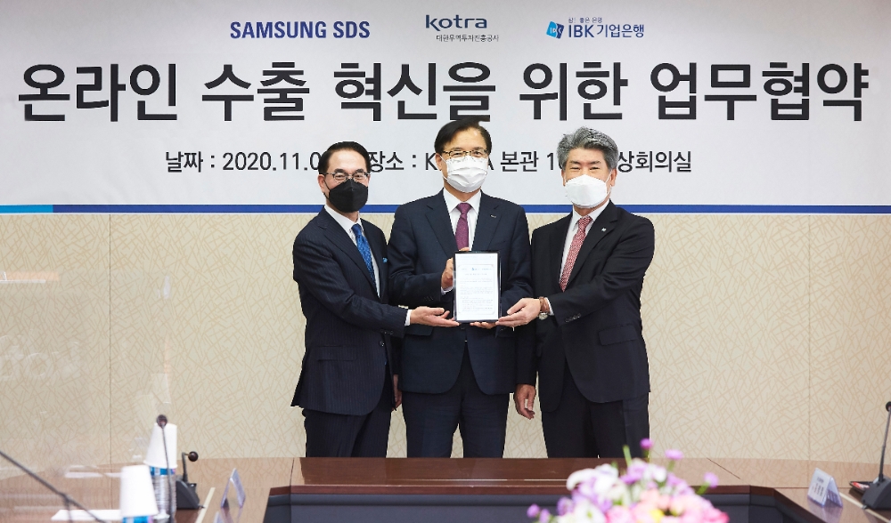 (왼쪽부터)삼성SDS 홍원표 대표이사, 권평오 코트라 사장, 윤종원 IBK기업은행장이 5일 서울 서초구 코트라 본사에서 열린 ‘온라인 수출 혁신을 위한 업무협약식’에서 기념촬영을 하고 있다./사진=IBK기업은행