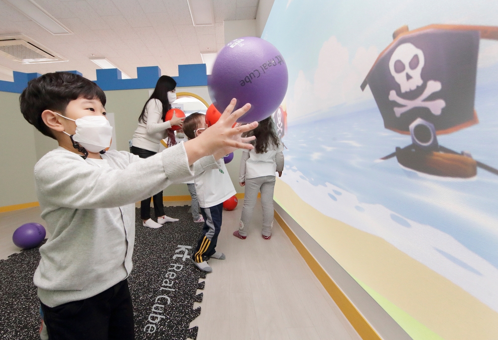 KT가 용산구청과 함께 9일부터 5일간 용산구청 관내의 20개 어린이집을 대상으로 혼합현실 서비스 'KT 리얼큐브'를 활용한 온라인 운동회를 개최한다. /사진=KT