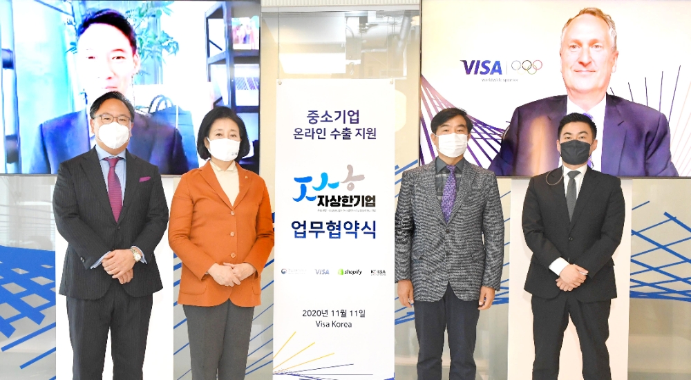 11일 오전 중소벤처기업부 주관 자상한 기업 업무 협약식에 참여한 (화상 왼쪽부터) 쇼피파이 마크 왕(Mark Wang) 동아시아 총괄, Visa 아태지역 총괄 크리스 클락 (Chris Clark) 사장, (현장 왼쪽부터) Visa Korea 패트릭 윤(Patrick Yoon) 사장, 중소벤처기업부 박영선 장관, 한국온라인쇼핑협회 김윤태 부회장, 레오 박(Leo Park) 쇼피파이 한국 총괄 대표가 업무 협약식 이후 기념 촬영을 하고 있다./사진=비자코리아 제공