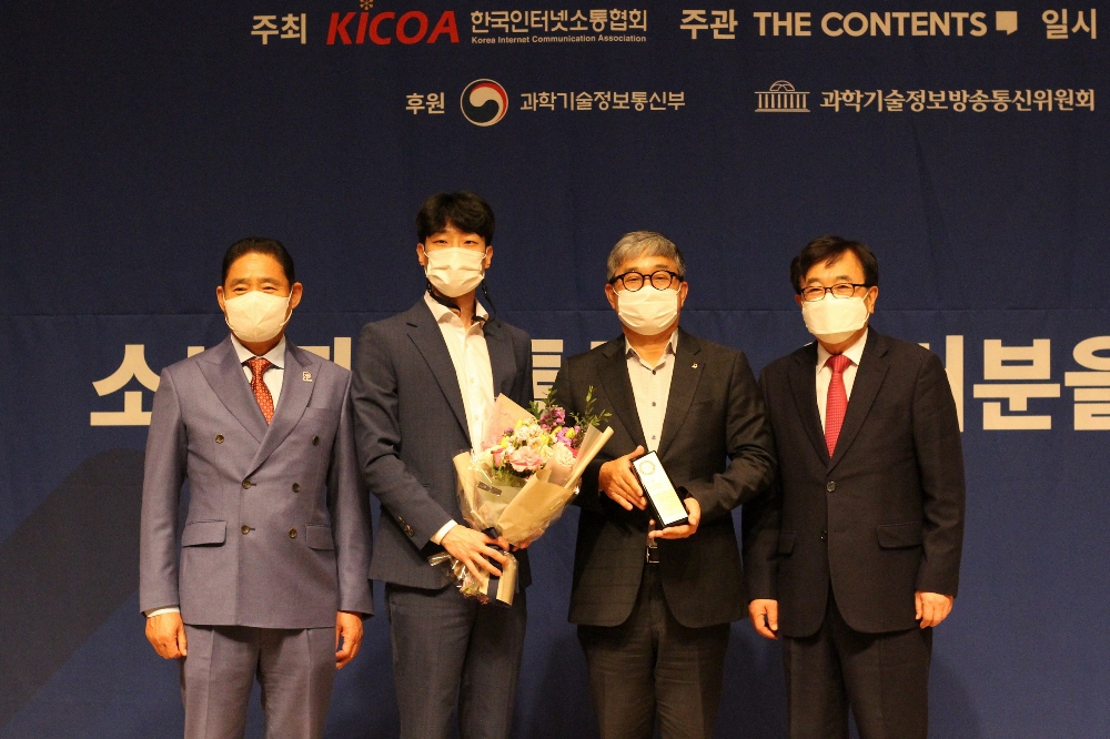 대우건설 관계자가 지난 11일 프레스센터에서 열린 '제13회 대한민국소통어워즈'에서 건설/아파트브랜드 부문 인터넷소통대상·소셜미디어대상 수상 후 기념촬영을 하고 있다. / 사진제공 = 대우건설