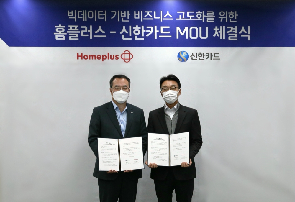 13일 신한카드 본사에서 진행된 신한카드-홈플러스 유통 품목 데이터와 카드 소비 데이터를 결합한 공동 신사업 모델을 발굴하기 위한 업무협약식에서 안중선 신한카드 라이프인포메이션그룹장(왼쪽)과 장중호 홈플러스 마케팅부문장(오른쪽)이 기념사진을 찍고 있다.